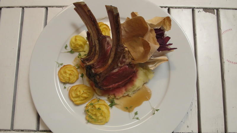 Kai reicht als Hauptgang Lammkrone auf Fichten-Jus mit Herzoginnen-Kartoffeln, begleitet von Rotkohl im Schlafrock Kais Hauptspeise bei "Das perfekte Dinner": Lammkrone auf Fichten-Jus mit Herzoginnen-Kartoffeln, begleitet von Rotkohl im Schlafrock