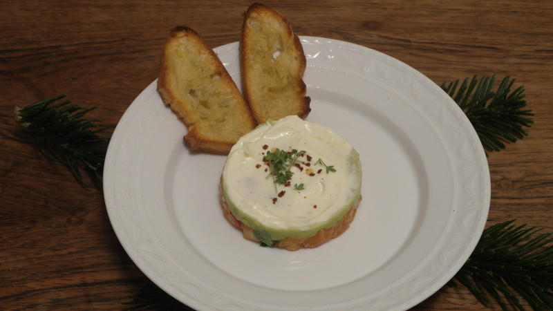 Viktoria serviert als Vorspeise Lachstatar mit Avocado und Limettencrème Viktorias Vorspeise bei "Das perfekte Dinner": Lachstatar mit Avocado und Limettencrème