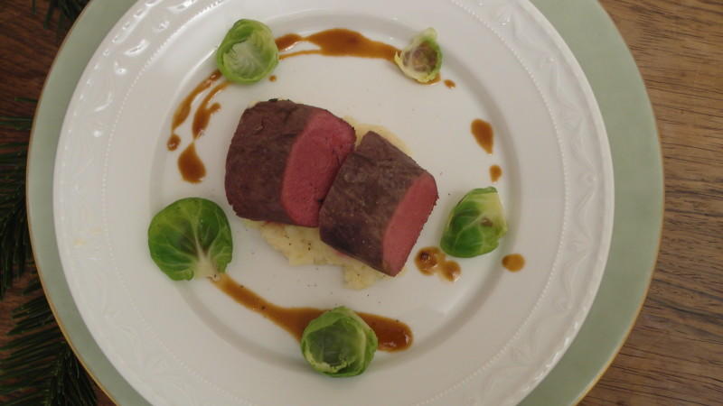 Viktoria reicht als Hauptgang Rehrücken mit Selleriepüree und Rosenkohlblättern an Portwein-Jus Viktorias Hauptspeise bei "Das perfekte Dinner": Rehrücken mit Selleriepüree und Rosenkohlblättern an Portwein-Jus