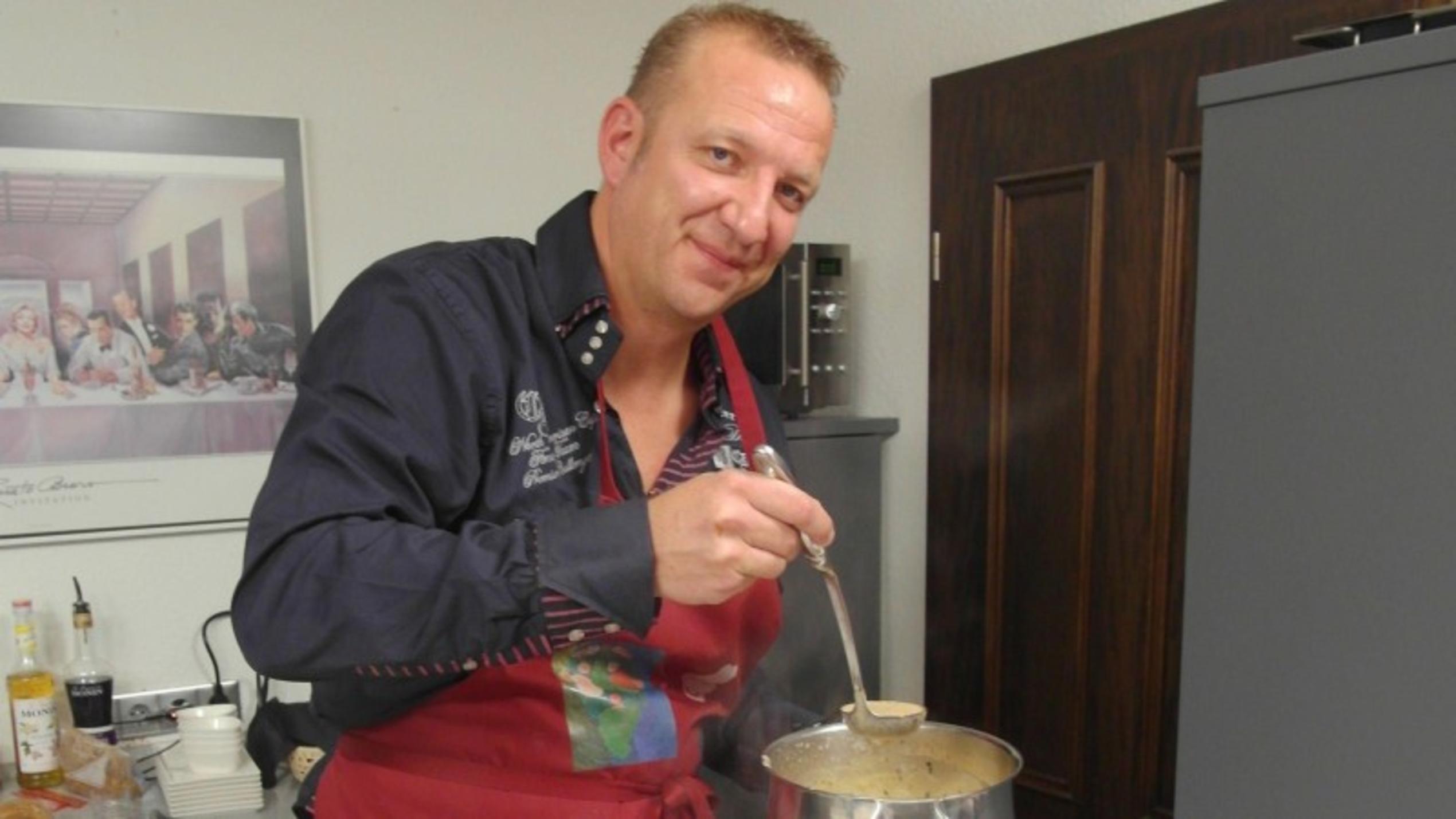 Lernen Sie Andreas kennen! An Tag vier bekocht Kandidat Andreas die Gäste aus der Jubiläumswoche von "Das perfekte Dinner"