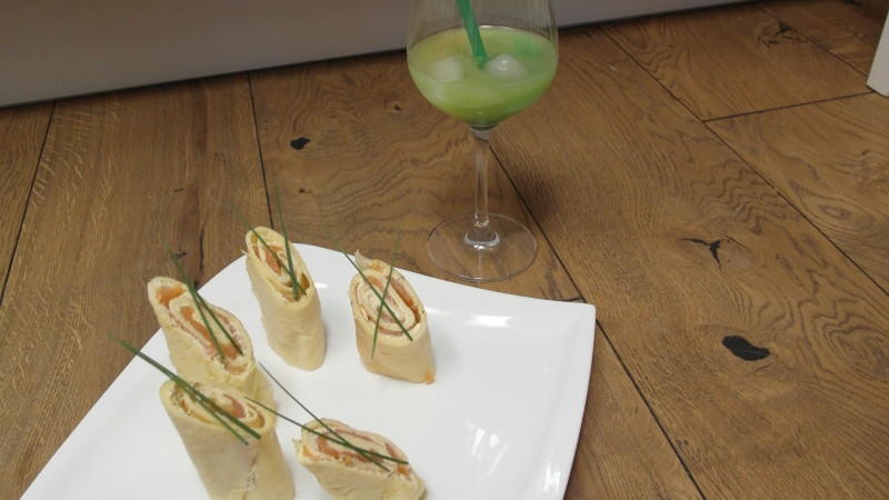 So startete Nina in ihren Abend: Jack Attack und Lachsröllchen Jack Attack und Lachsröllchen, Ninas Aperitif und Amuse-Gueule