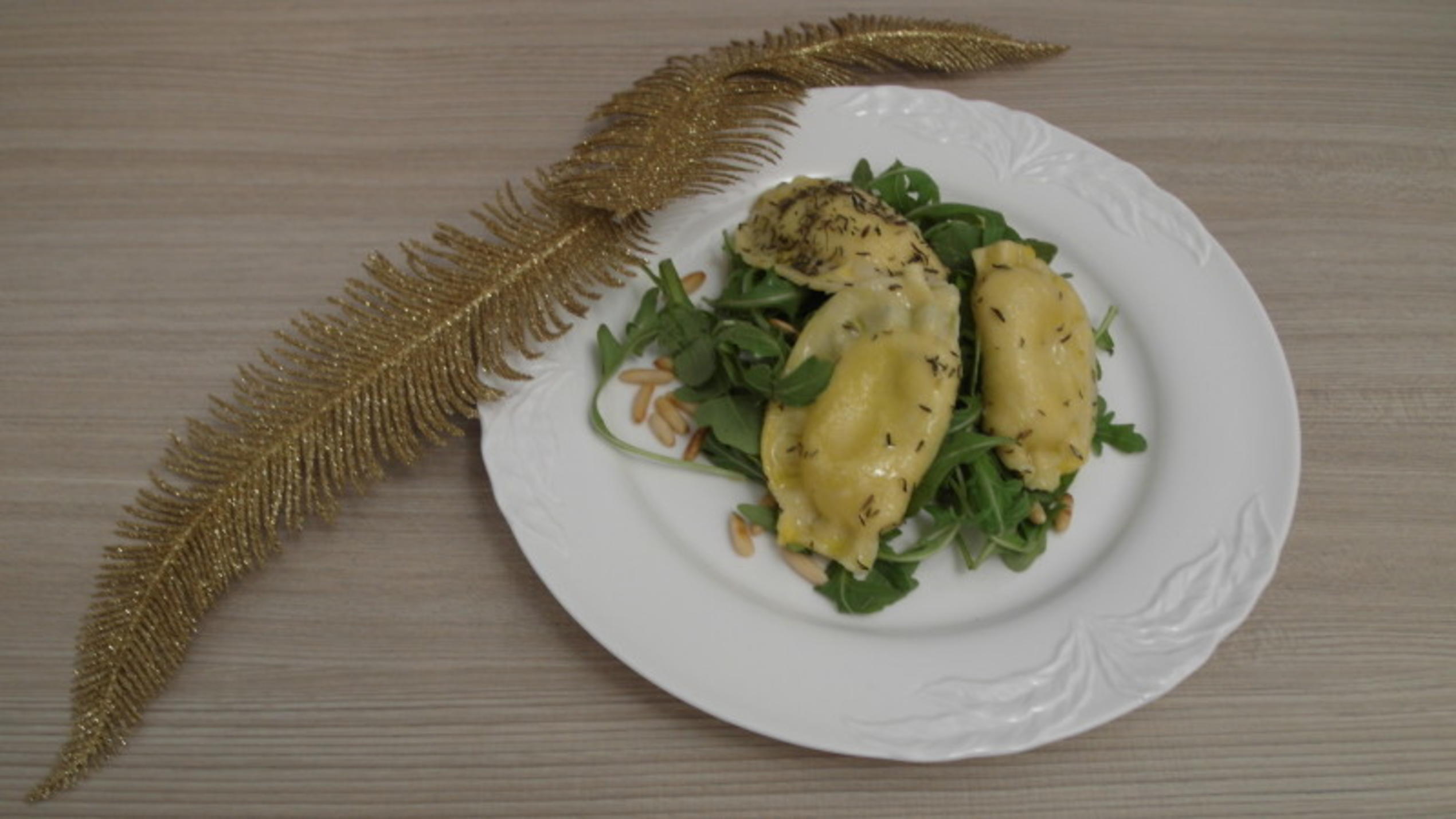 Melanie serviert ihren Gästen Ravioli gefüllt mit Ricotta, Ziegenkäse und Kräutern Ravioli gefüllt mit Ricotta, Ziegenkäse und Kräuter der Provence auf Rucola mit Pinienkernen
