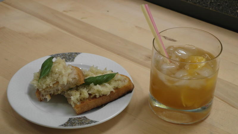 Felix startet in den Abend mit "Bombay Crushed" und Fenchel-Bruschetta Das perfekte Dinner