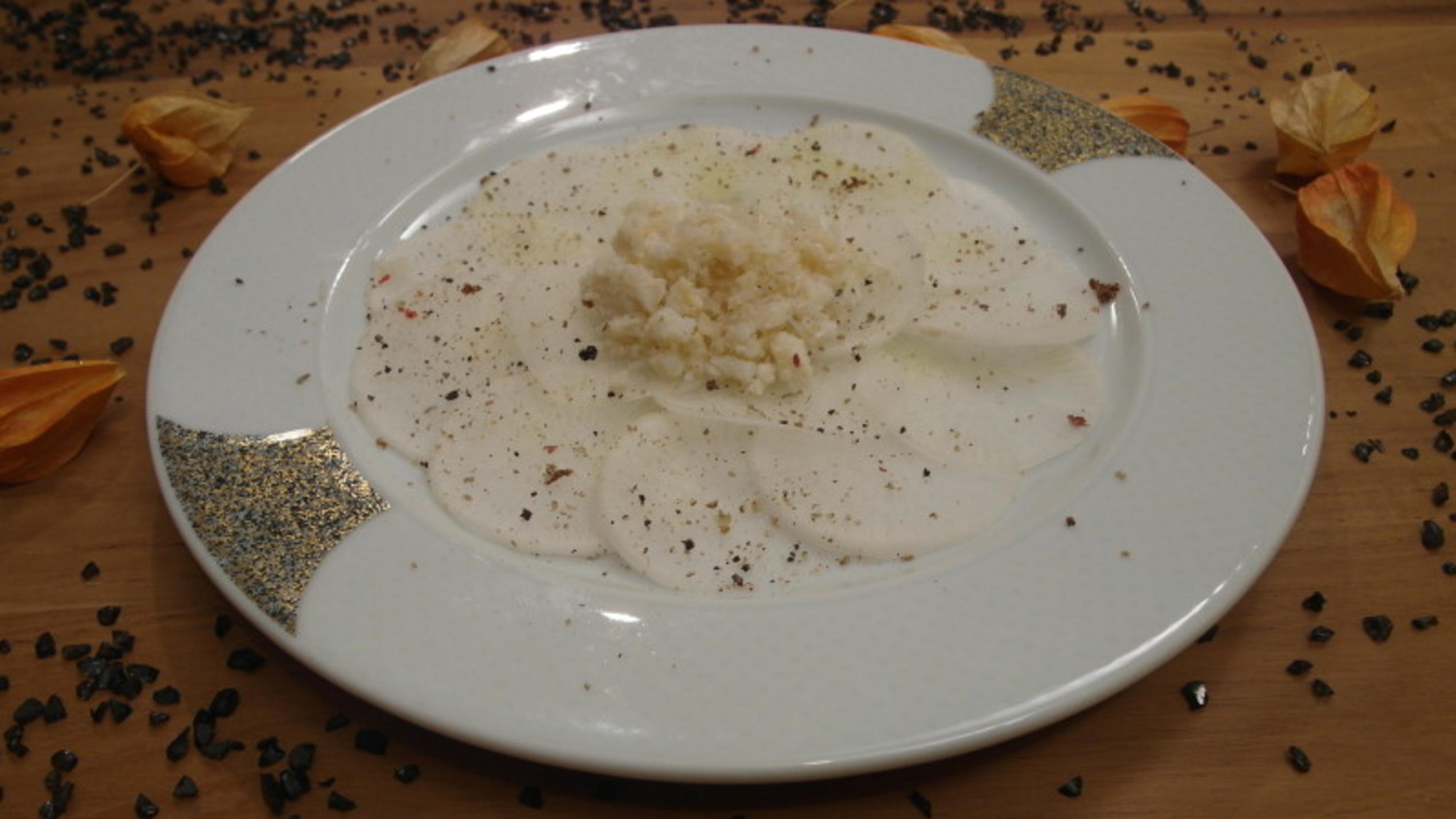 Felix serviert als Vorspeise Hummerscheren auf Carpaccio von Weißem Rettich Das perfekte Dinner