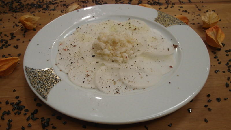 Felix serviert als Vorspeise Hummerscheren auf Carpaccio von Weißem Rettich Das perfekte Dinner