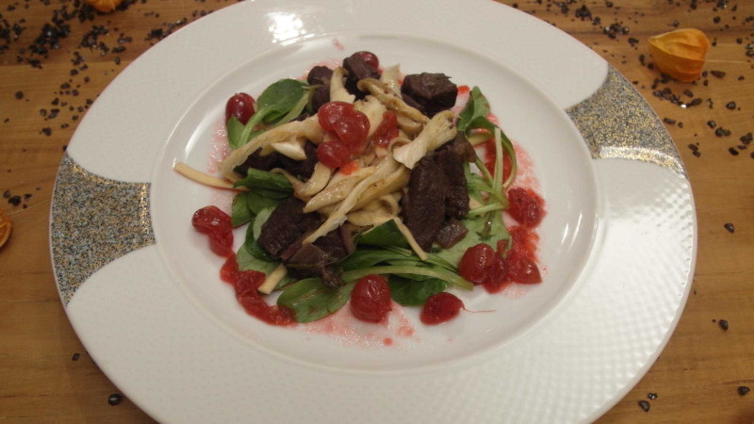 Felix serviert als Hauptgang Hirschgulasch mit Austernpilzen Das perfekte Dinner