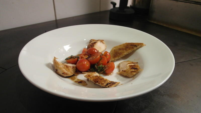 Klaus serviert als Vorspeise Pieperl auf Tomatensalat Das perfekte Dinner