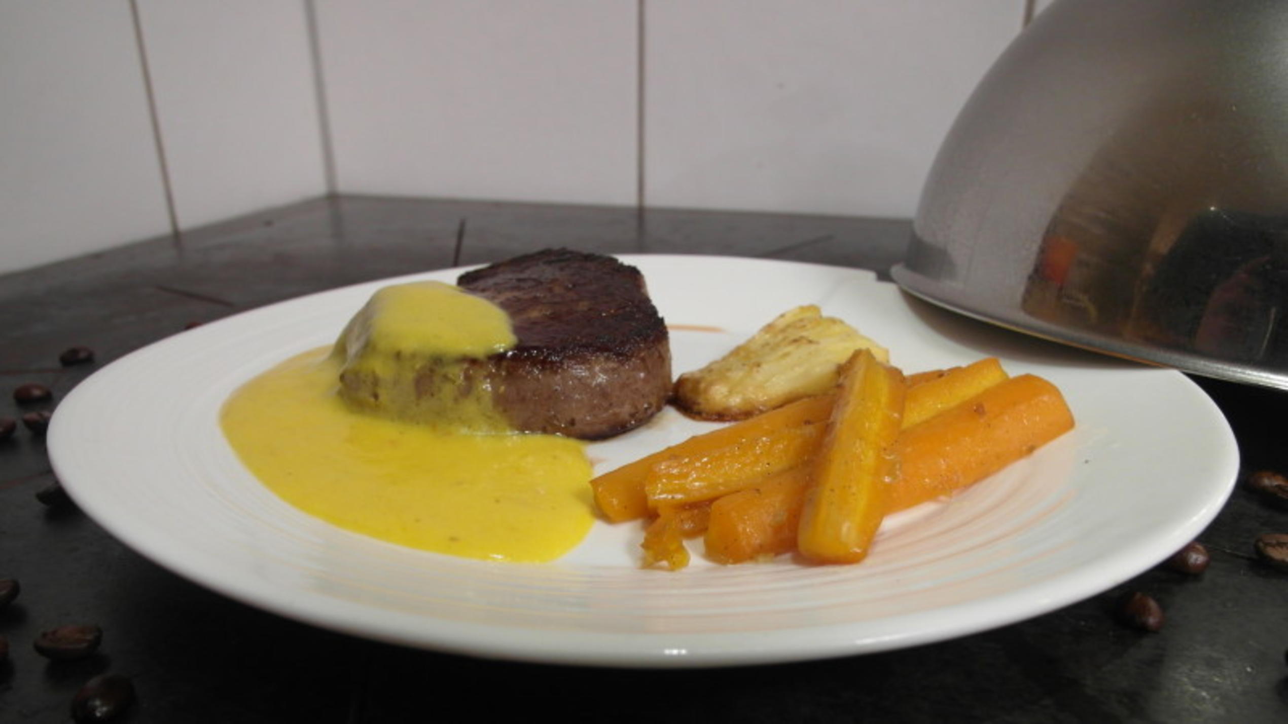 Klaus serviert als Hauptspeise Lungenbraten mit Zuckermöhren Das perfekte Dinner