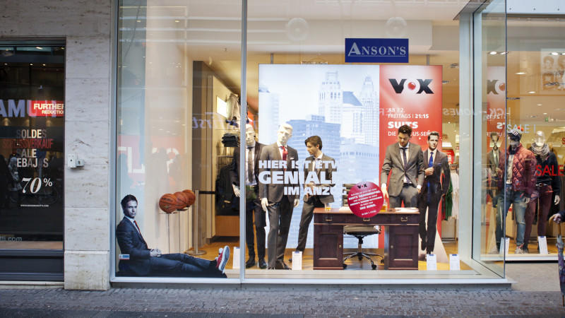 ANSON'S - Eine Werbekampagne, die die Schaufenster zum Leben erweckt Suits - Große Werbekampagne von VOX