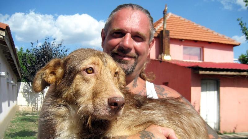 Neue Tierschutz-Doku: Harte Hunde - Ralf Seeger greift ein Ralf Seeger setzt sich bei VOX für Tiere in Not ein.