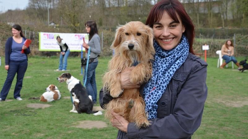 Diana und Klein-Maggie versuchen sich im Crossdogging hundkatzemaus: Die neue Hundesportart Crossdogging