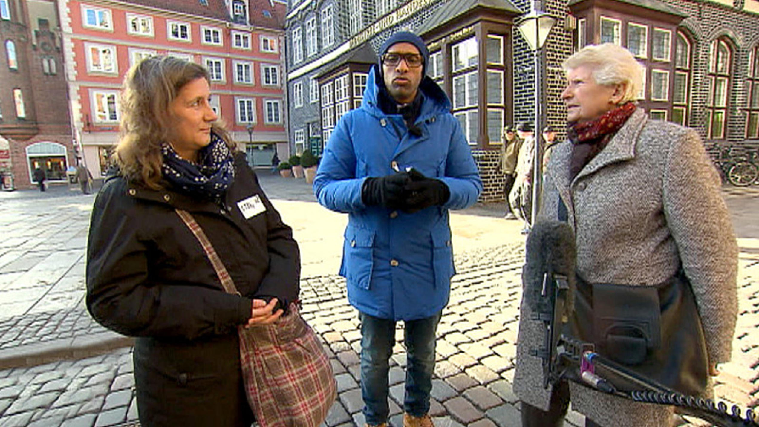 "Wer weiß es, wer weiß es nicht?": Passantin Helga freut sich helfen zu können "Wer weiß es, wer weiß es nicht?": Die rüstige Passantin ist gut drauf