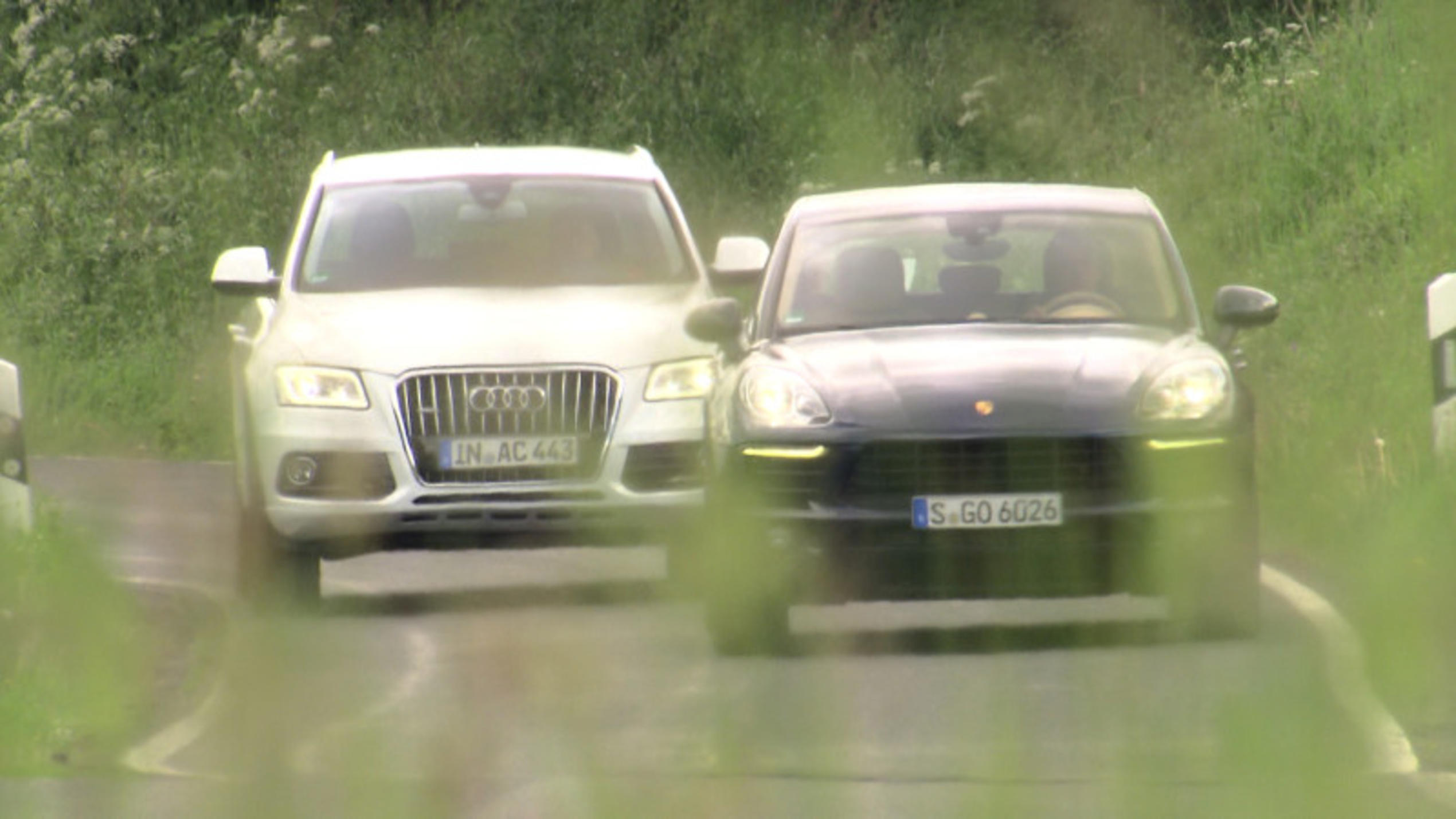 Der Vergleichstest: Porsche Macan S vs. Audi Q5 Der Porsche Macan S und der Audi Q5 im VOX "auto mobil"-Vergleichstest