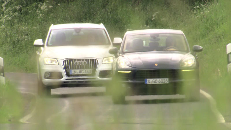 Der Vergleichstest: Porsche Macan S vs. Audi Q5 Der Porsche Macan S und der Audi Q5 im VOX "auto mobil"-Vergleichstest