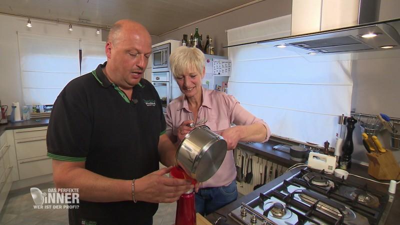 Belohnungsküsschen für die fleißige Ehefrau Das perfekte Dinner