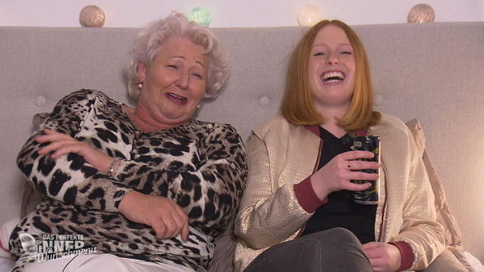 Das perfekte Dinner: Sybille und Neele vergnügen sich in Thilos Abwesenheit Sybille und Neele haben in Thilos Bett viel Spaß
