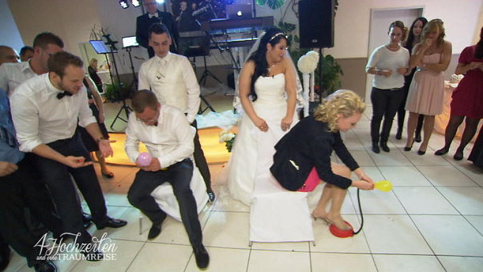 4 Hochzeiten und eine Traumreise: 72 Flaschen Wodka und viele Spiele Jennifer und Michael beim Luftballonspiel