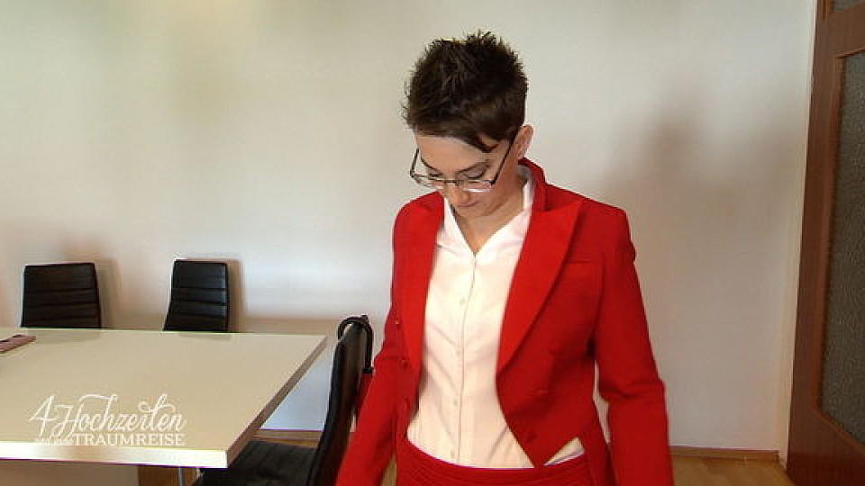 Janine heiratet im roten Frack Janine am Tag ihrer Hochzeit