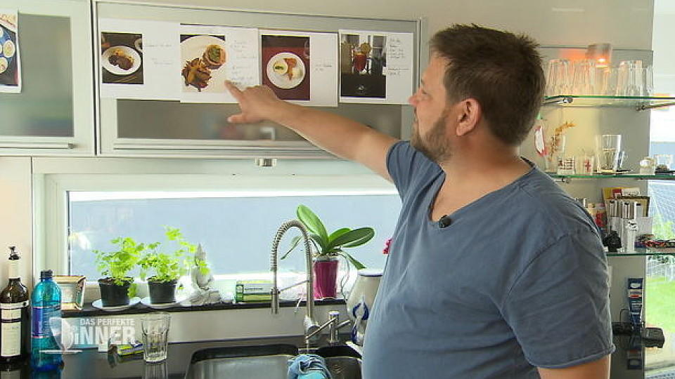 Das perfekte Dinner: Stefan kocht mit Spickzetteln Stefan präsentiert seine Spickzettel