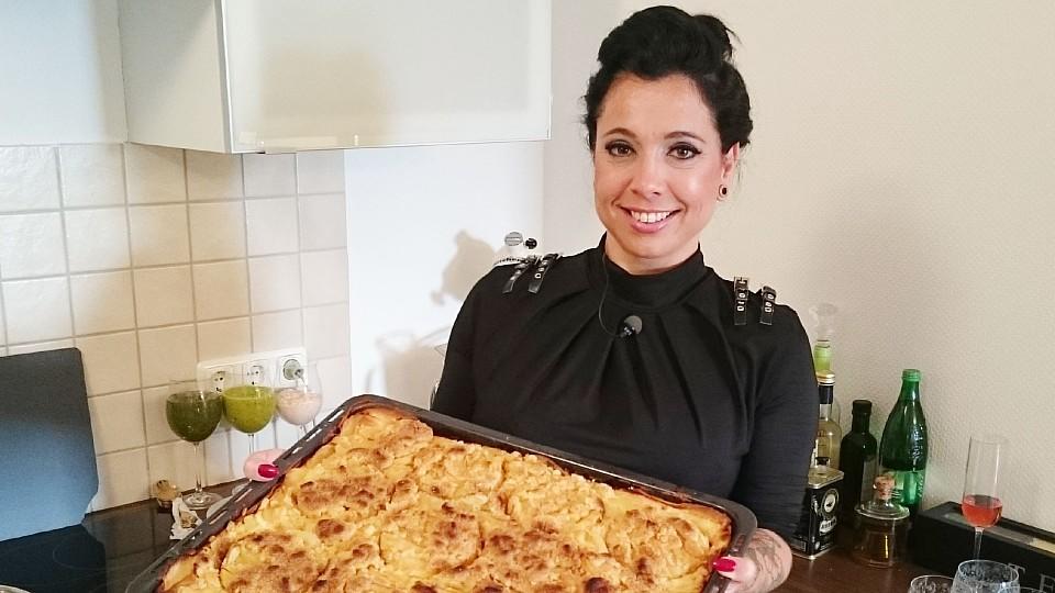 Das perfekte Dinner: Sue achtet darauf, dass alle immer gut versorgt sind Das perfekte Dinner: Stolz präsentiert Sue ihre Nachspeise