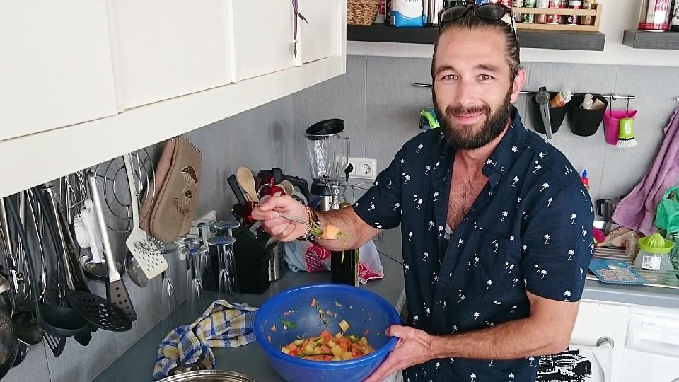 Das perfekte Dinner: Marcus ist auf seine Mitstreiter gespannt Das perfekte Dinner: Auch in der Küche denkt Marcus stets positiv