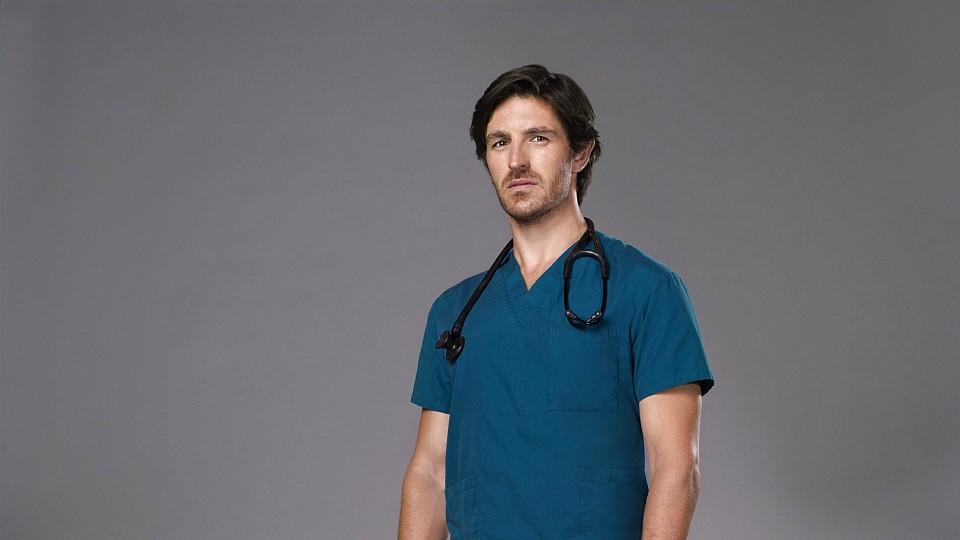 Eoin Macken spielt den eigenwilligen Arzt Dr. TC Callahan Night Shift: Dr. TC Callahan