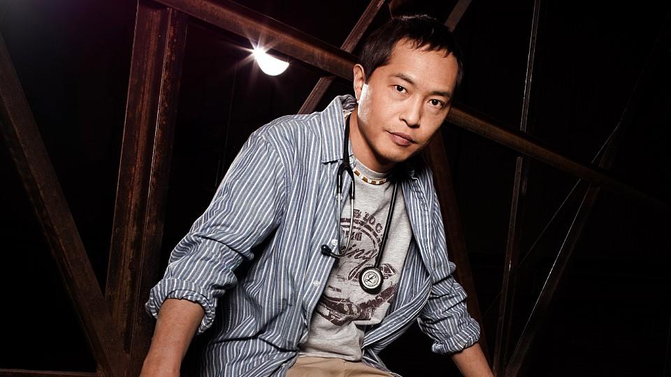 Ken Leung spielt Dr. Topher Zia in "Night Shift" Night Shift: Dr. Topher Zia
