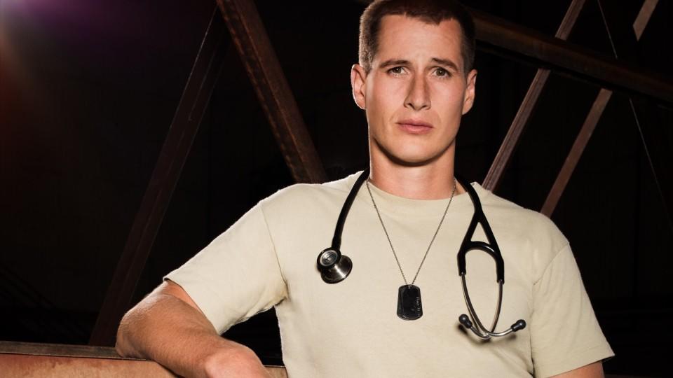 Brendan Fehr spielt Dr. Drew Alister in "Night Shift" Brendan Fehr spielt Dr. Drew Alister in "Night Shift"