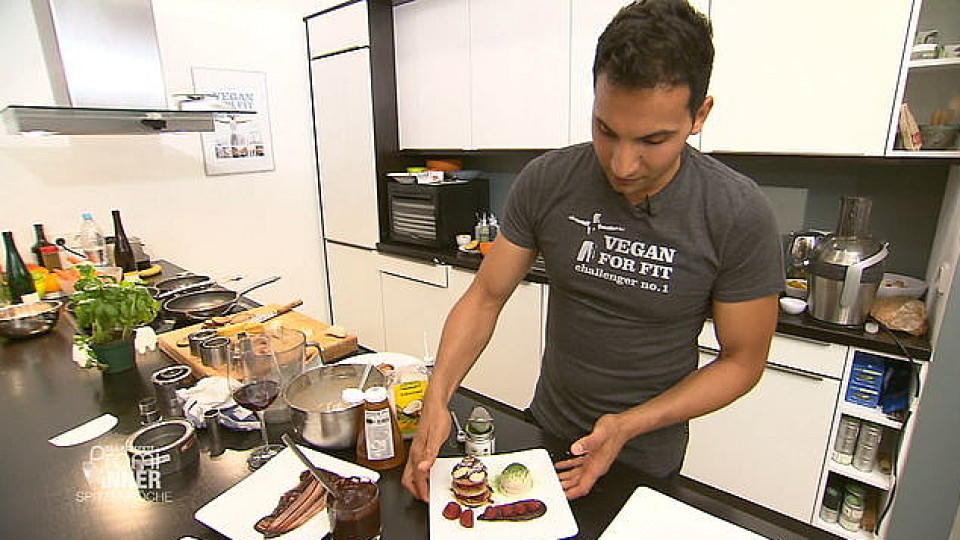 Das perfekte Dinner: Kritik unerwünscht! Das perfekte Promi Dinner: Attila gibt sich beim Anrichten seines Desserts besonders viel Mühe