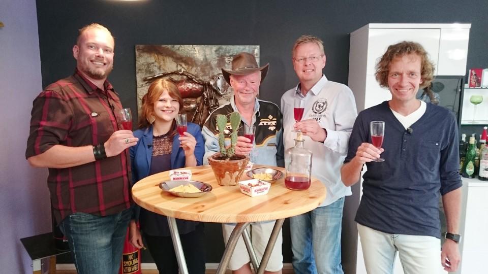 Das perfekte Dinner: 100% Grillen V.l.: Jens, Michelle, Gastgeber Dieter, Joachim und Stephan