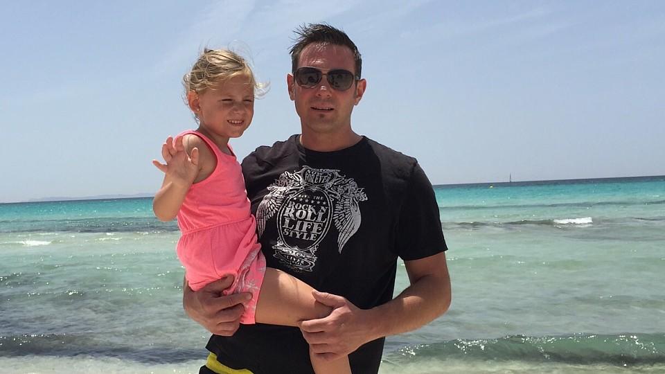 Goodbye Deutschland! Die Auswanderer: Glückliches Wiedersehen auf Mallorca Goodbye Deutschland! Die Auswanderer: Sascha Thielen mit seiner Tochter Leyla am Strand