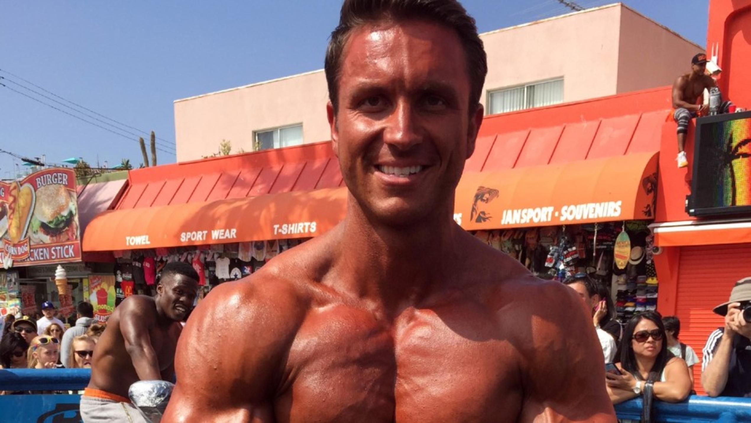 Auf und davon: Maximilian Klock - Auf den Spuren von Arnold Schwarzenegger "auf und davon"-Protagonist Bodybuilder Maximilian Klock zeigt seine Muskeln in Los Angeles.
