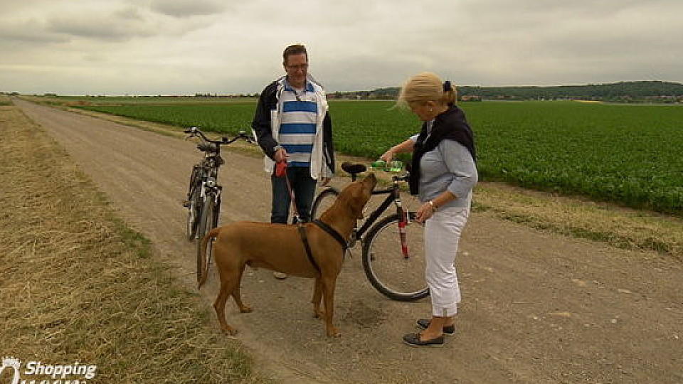 Shopping Queen in Hannover: Petra genießt die Natur Shopping Queen: So eine Radtour ist ganz schön anstrengend - da muss eine kühle Erfrischung her!