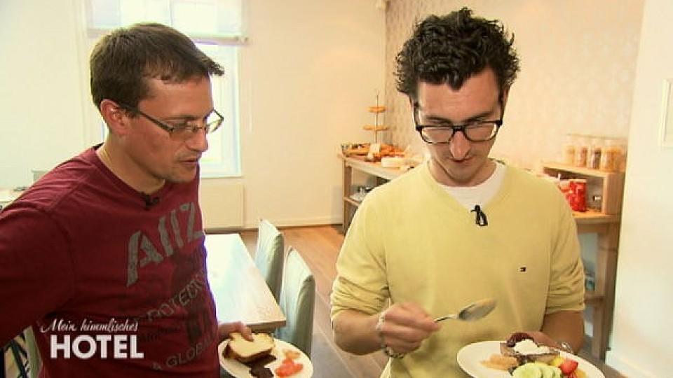 Mein himmlisches Hotel: Veganer Raphael bekommt sein eigenes Buffet gerichtet Die Hoteliers Raphael und Urs bei "Mein himmlisches hOtel
