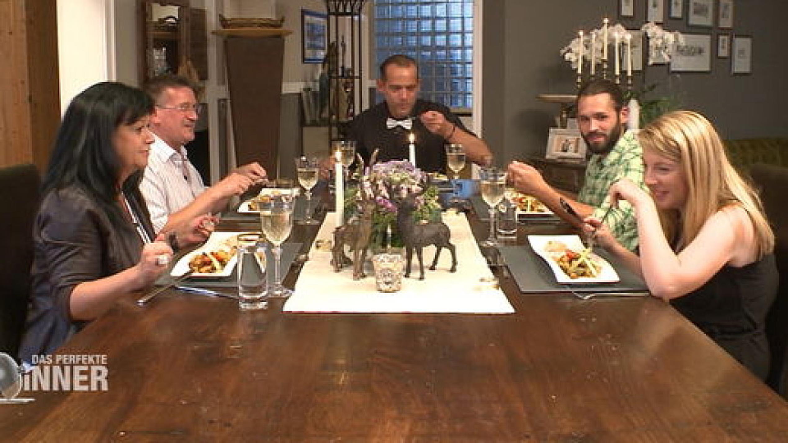 Das perfekte Dinner: Andrea crasht Ulis Vorspeise Das perfekte Dinner: Die Gäste werden auf Andreas Gekichere aufmerksam