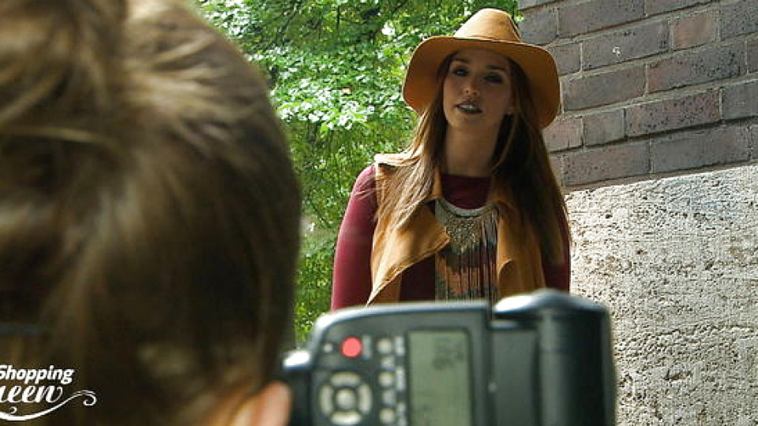 Shopping Queen in Essen: Sunnys große Leidenschaft ist die Mode Shopping Queen: Sunny bei einem Fotoshooting für ihren Blog
