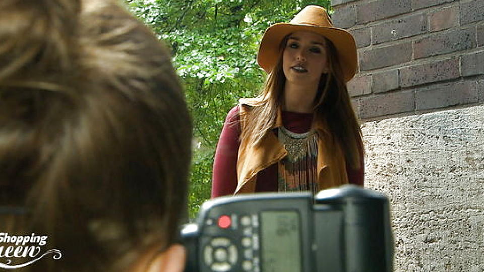Shopping Queen in Essen: Sunnys große Leidenschaft ist die Mode Shopping Queen: Sunny bei einem Fotoshooting für ihren Blog
