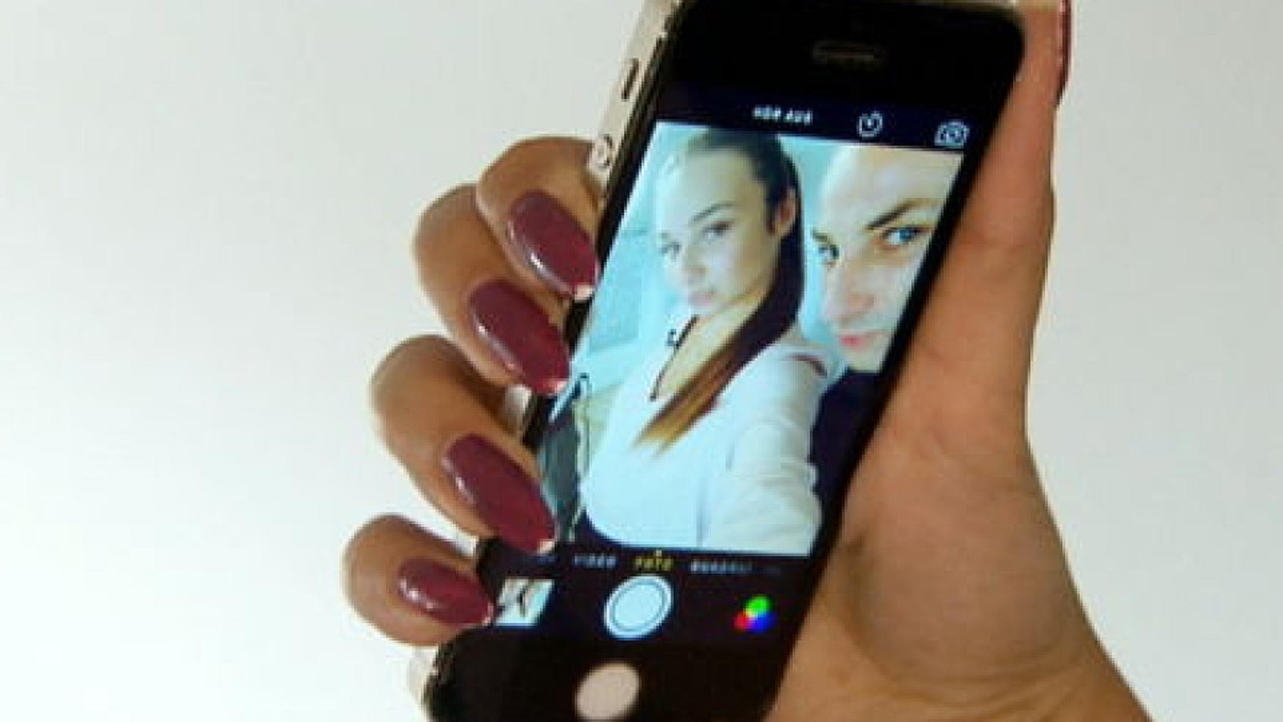 "mieten, kaufen, wohnen": Christian Petri bekommt Nachhilfe in Sachen "Coolness" mieten, kaufen, wohnen: Die Kundin möchte ein Selfie mit Christian Petri.