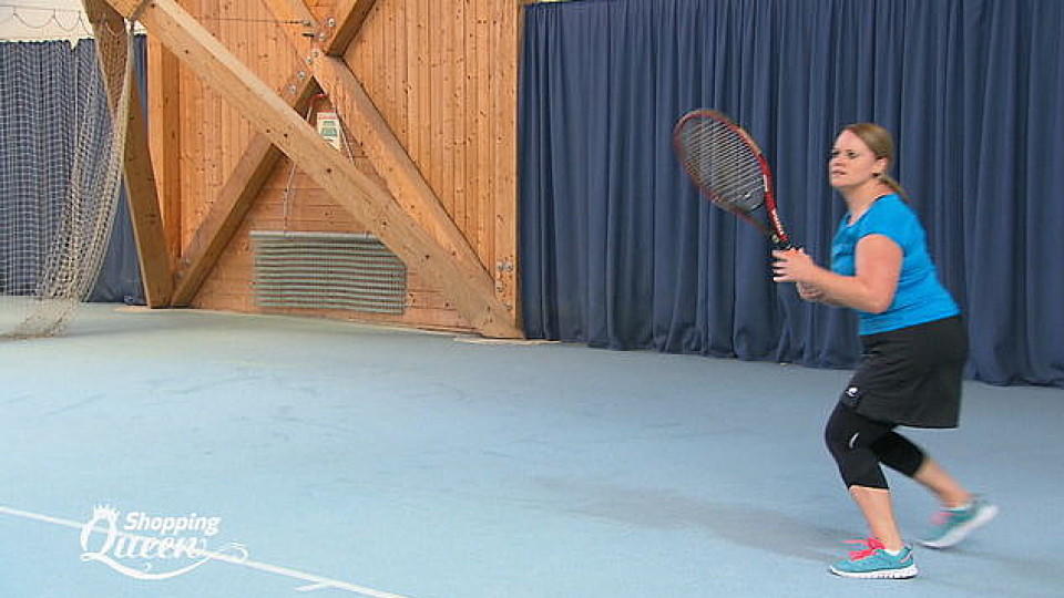 "Shopping Queen"-Kandidatin Andrea "ist immer die Stylishste am Tennisplatz" Shopping Queen: Beim Tennis gibt Andrea alles - auch modisch