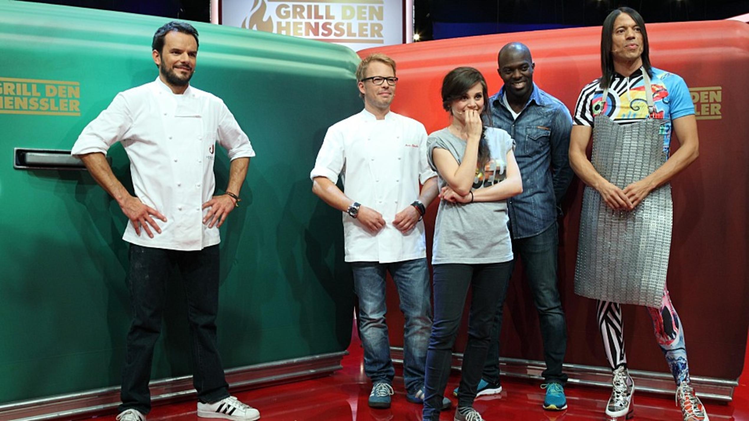 Grill den Henssler: Sanitätereinsatz bei Hans Sarpei! Jorge Gonzalez, Joyce Ilg und Hans Sarpei bei "Grill den Henssler" mit ihrem Koch-Coach Mario Kotaska