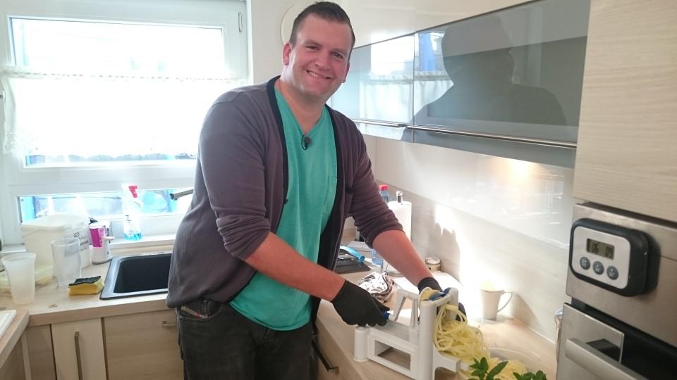 Das perfekte Dinner: Manuel möchte sich mit anderen Hobbyköchen messen Das perfekte Dinner: Manuel ist immer mit Freude bei der Sache