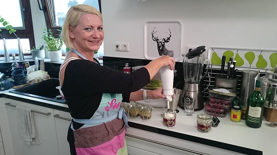 Das perfekte Dinner: Susanne kocht mit Liebe und Leidenschaft Das perfekte Dinner: Susanne beim Anrichten ihres Desserts