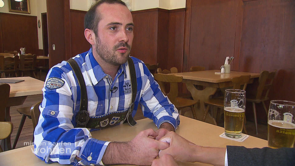 "mieten, kaufen, wohnen": Dirk Löbling bekommt Nachhilfe im bayrischen Brauchtum mieten, kaufen, wohnen: Makler Dirk Löbling und sein Kunde fingerhakeln