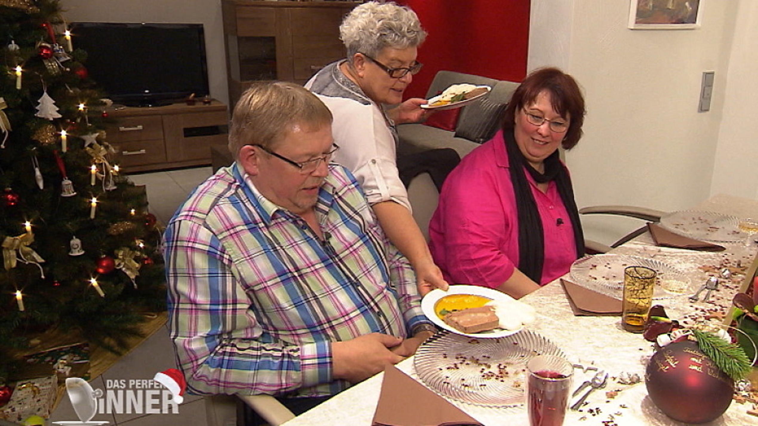 Das perfekte Dinner: Die Dinner-Kandidaten brauchen ihre Päckchen unterm Baum Brigitte und Sasche wird die "Bunte Weihnacht" bei "Das perfekte Dinner eingeläutet