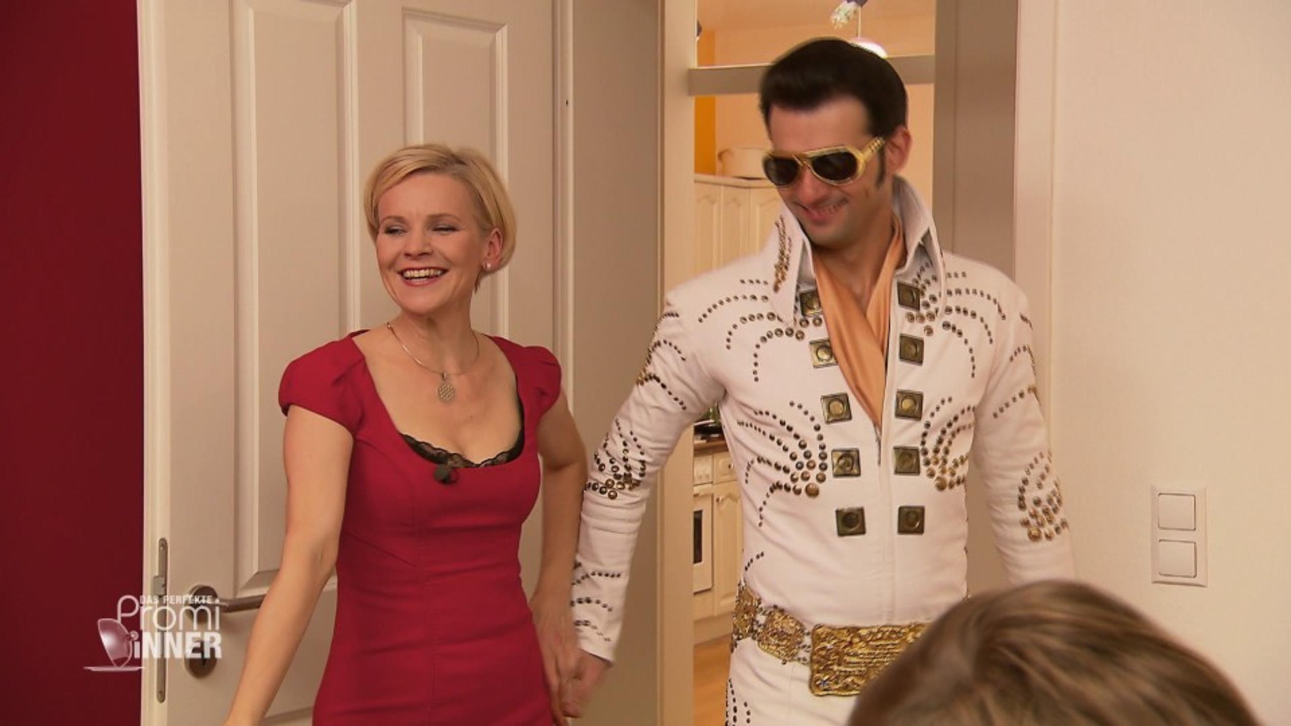 Das perfekte Promi Dinner "In aller Freundschaft": Andrea-Kathrin Loewig möchte für den Spaß in der Runde sorgen Schauspieler-Kollege Roman Petermann gibt bei Andrea Kathrin Loewig den Elvis
