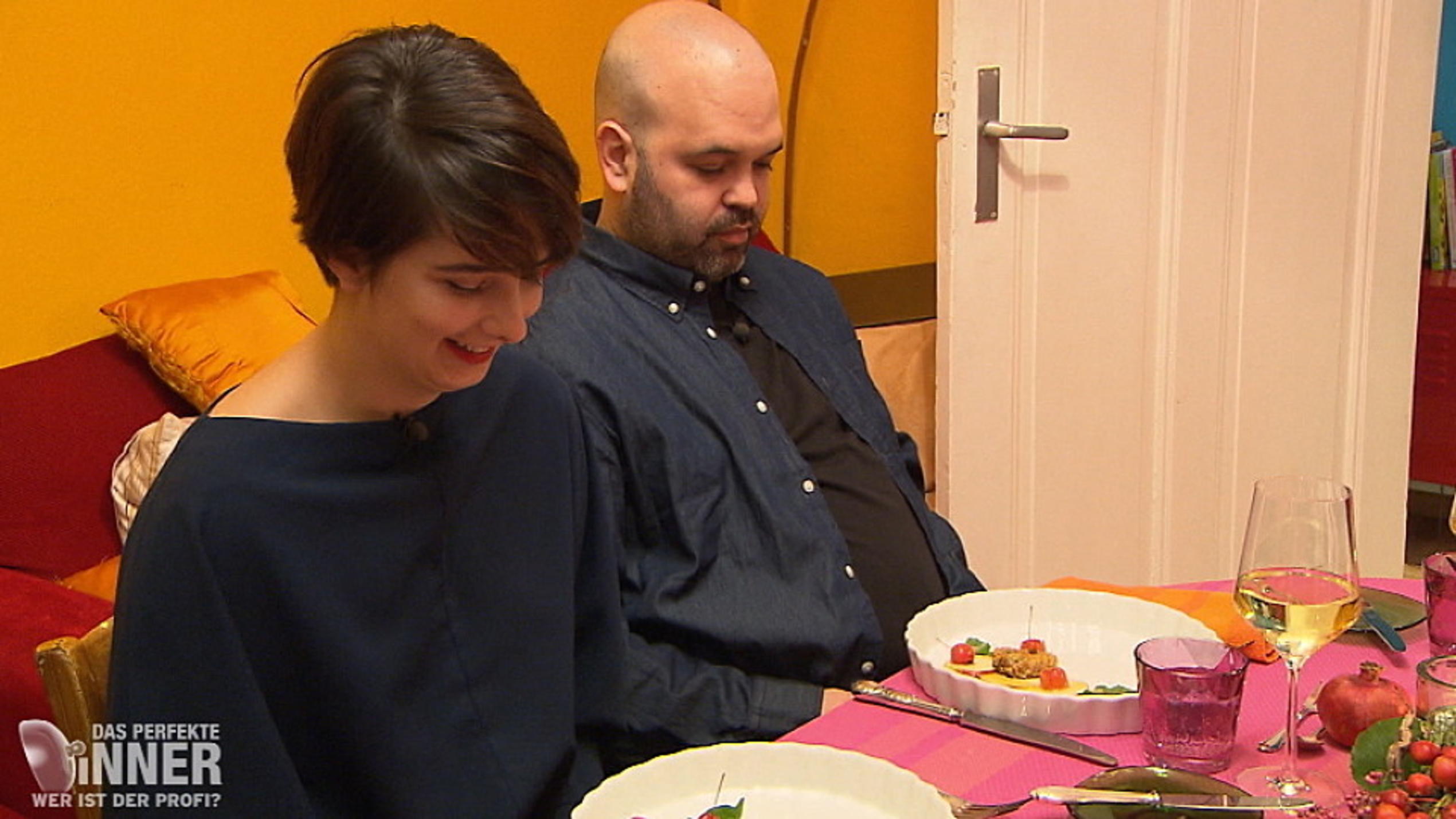 Das perfekte Dinner: Nicht nur Veganerin Jacqueline tut sich mit Sandras Schweinekopf schwer Sandra serviert ihren Gästen bei "Das perfekte Dinner" Schweinekopf-Roulade