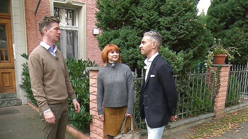 "mieten, kaufen, wohnen": Kundin Monika misst alles genau mit ihrem Lasermessgerät nach mieten, kaufen, wohnen: Kundin Monika ist eine Perfektionistin. Mit ihrem gleichgesinnten Begleiter will sie eine Wohnung finden