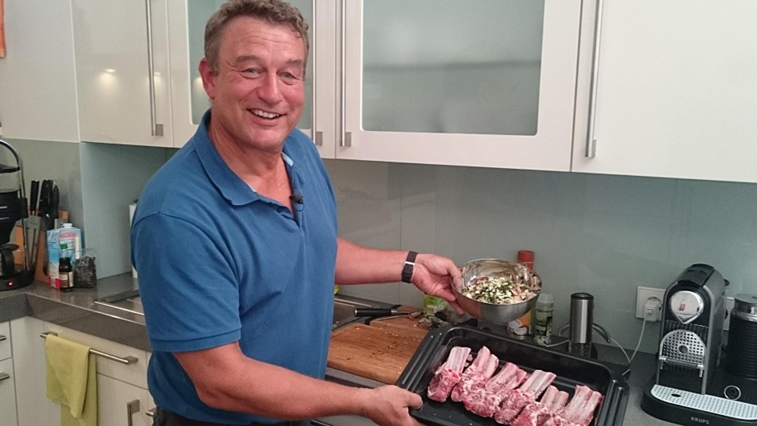 Das perfekte Dinner: Eine Gasgrillexplosion kostete Eckard einige Haare Dinner-Kandidat Eckard im kulinarischen Steckbrief