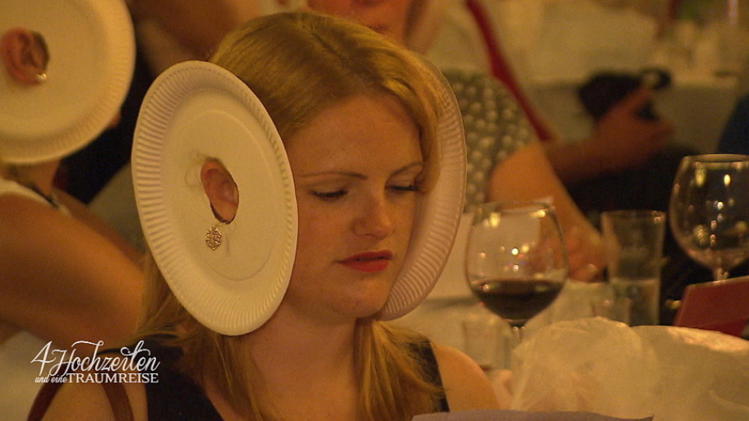 4 Hochzeiten: Annas Gastbräute lachen sich schlapp Annas Gäste stellen bei "4 Hochzeiten und eine Traumreise" die Lauscher auf ...