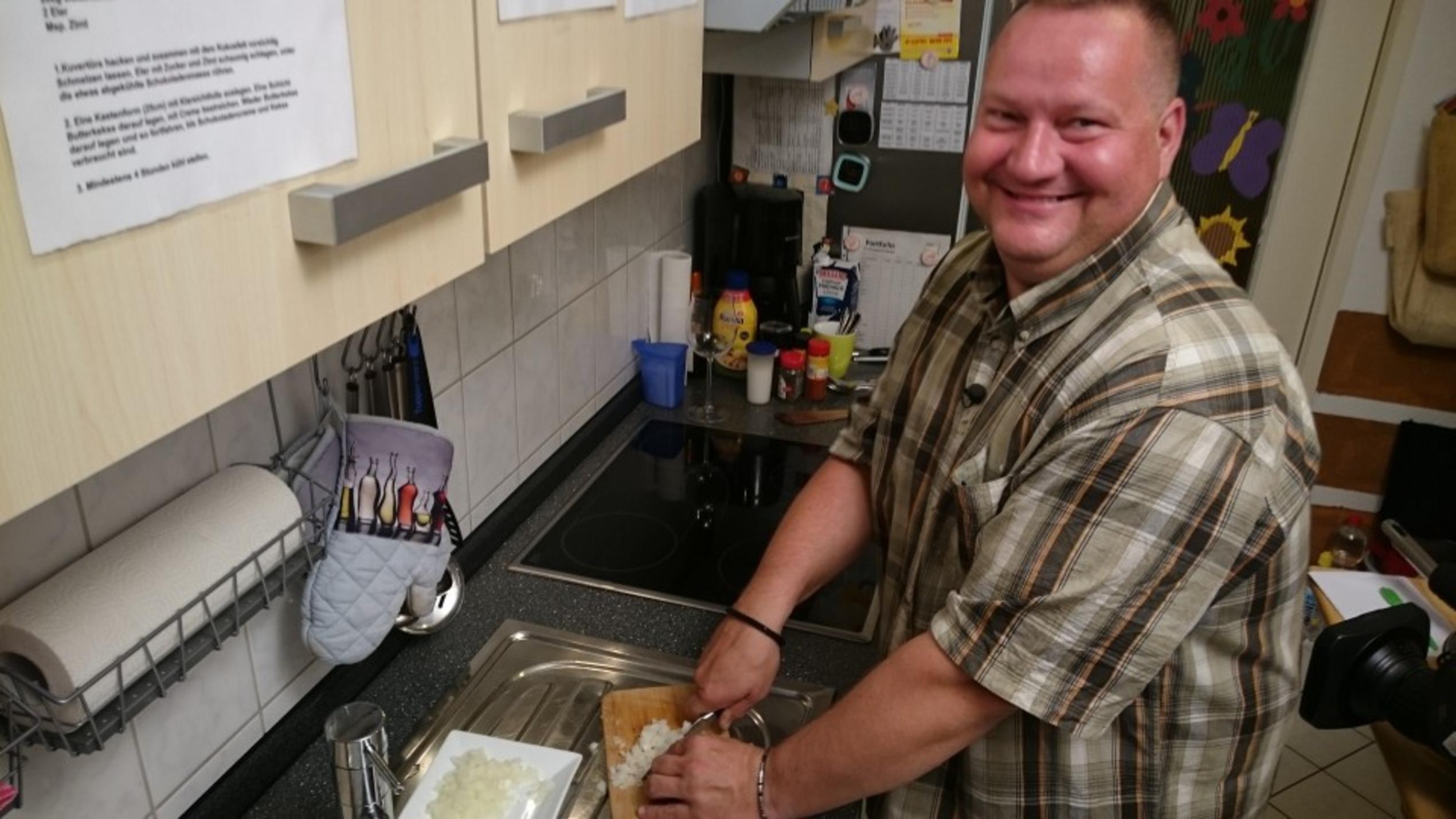 Das perfekte Dinner: Oliver will zeigen, dass auch "Metalheads" kochen können Oliver kocht an Tag 3 in Hamburg